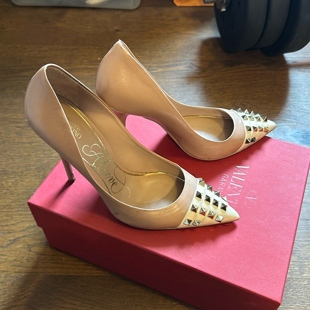 Valentino Garavani alcove rockstud pointed toe pumps 39 rose